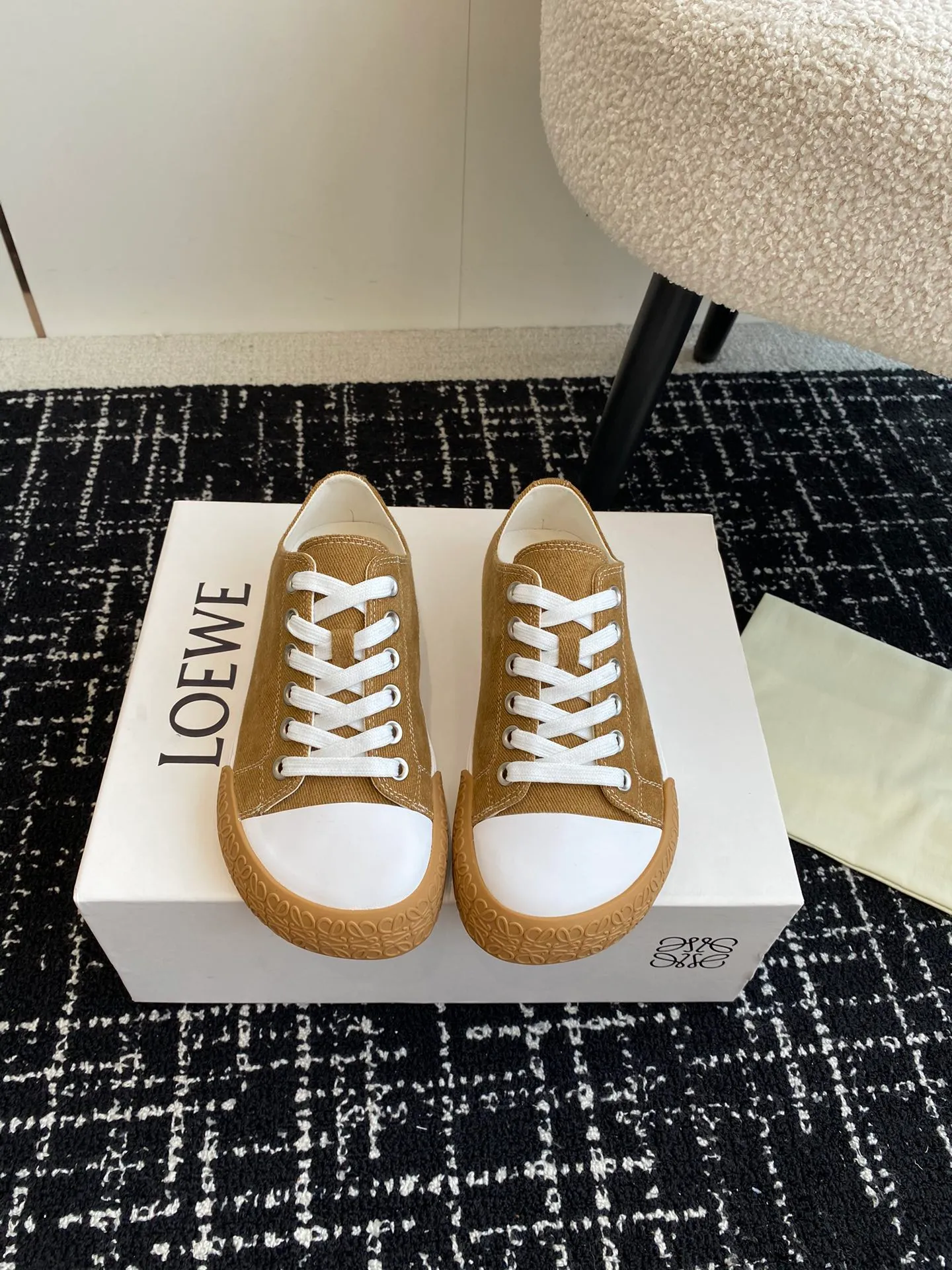 👟👟Ex-factory price 560👟👟 LOEWE 24ss new autumn and winter Terra Vulca lace-up sports shoes, large-toe vulcanized shoes, with vulcanized rubber soles and asymmetrical thick toes, wide last style, decorated with LOEWE logo label on the quarter *Anagram embossed outsole and upper high ZP customization, original material, imported canvas, outsole: ZP mold custom vulcanized outsole Insole: ZP customized insole Size: #35-41 (40 41 customized, non-returnable)